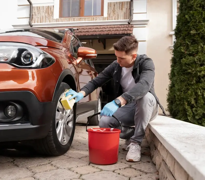 Lavage auto à domicile Saint-Jean-Ligoure : professionnel intervenant sur un véhicule